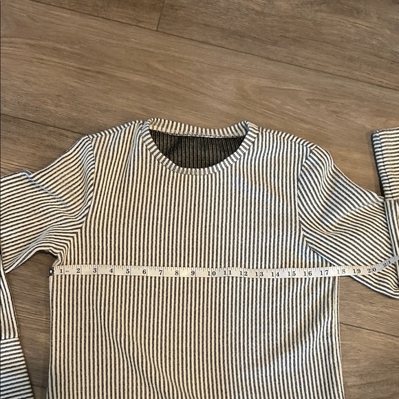 SHEIN Black and Cream Striped‎ Thick/Stretchy Top with Chunky sleeves Size M - Picture 3 of 4